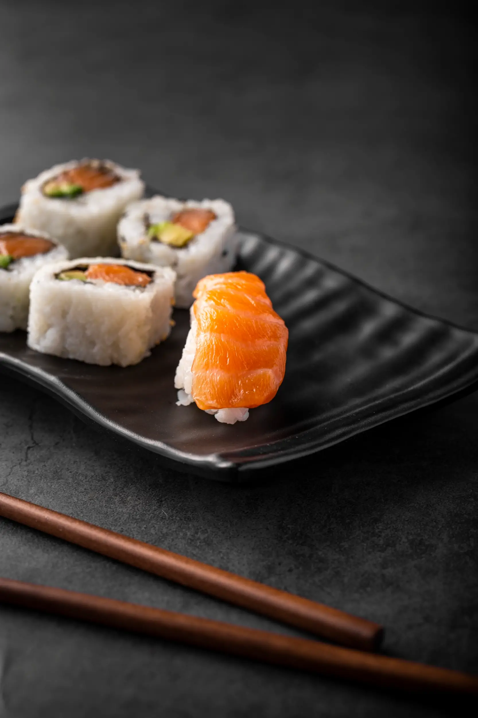plateau de sushis saumon et california rolls