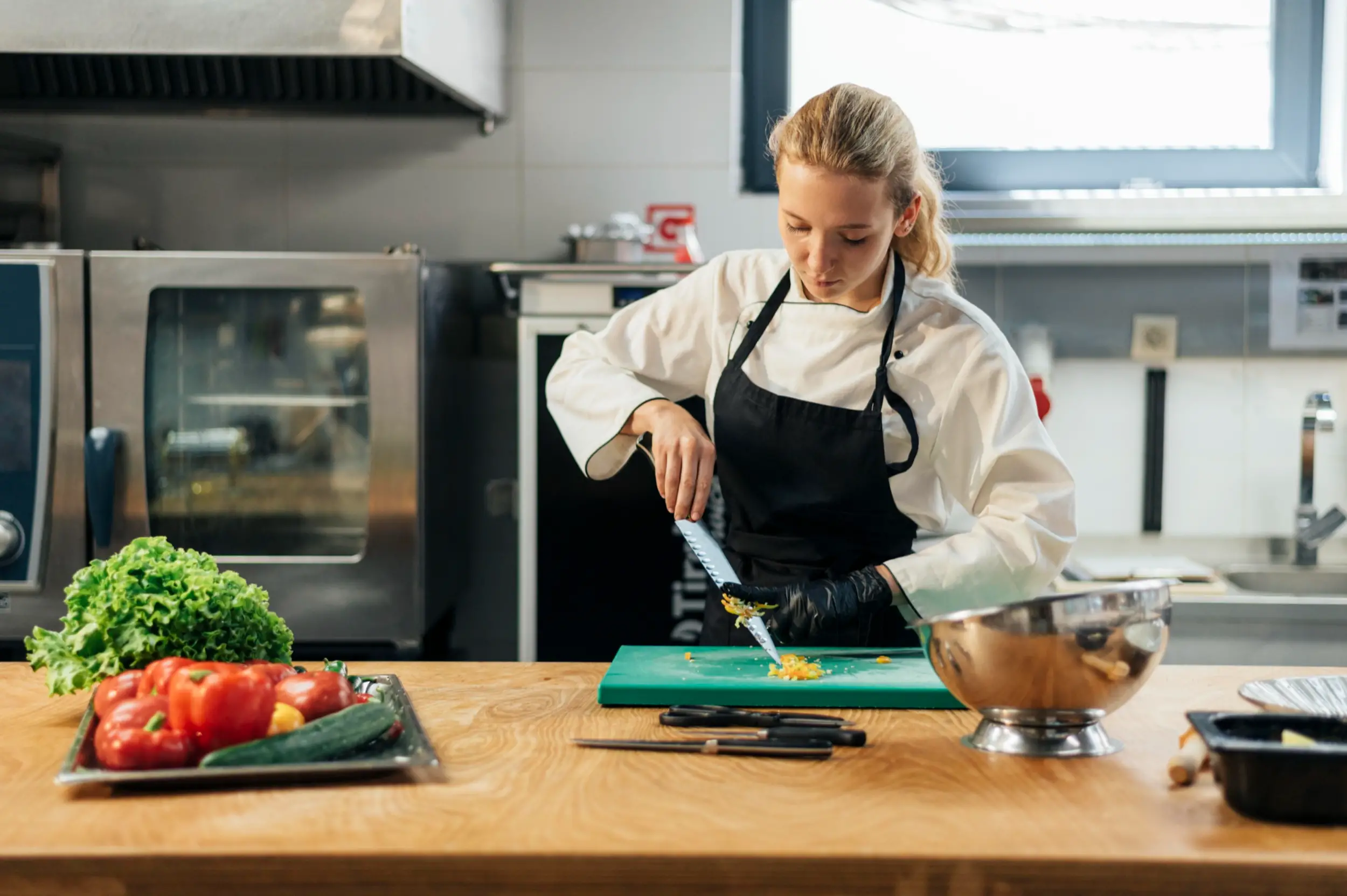 cuisinière en plein travail