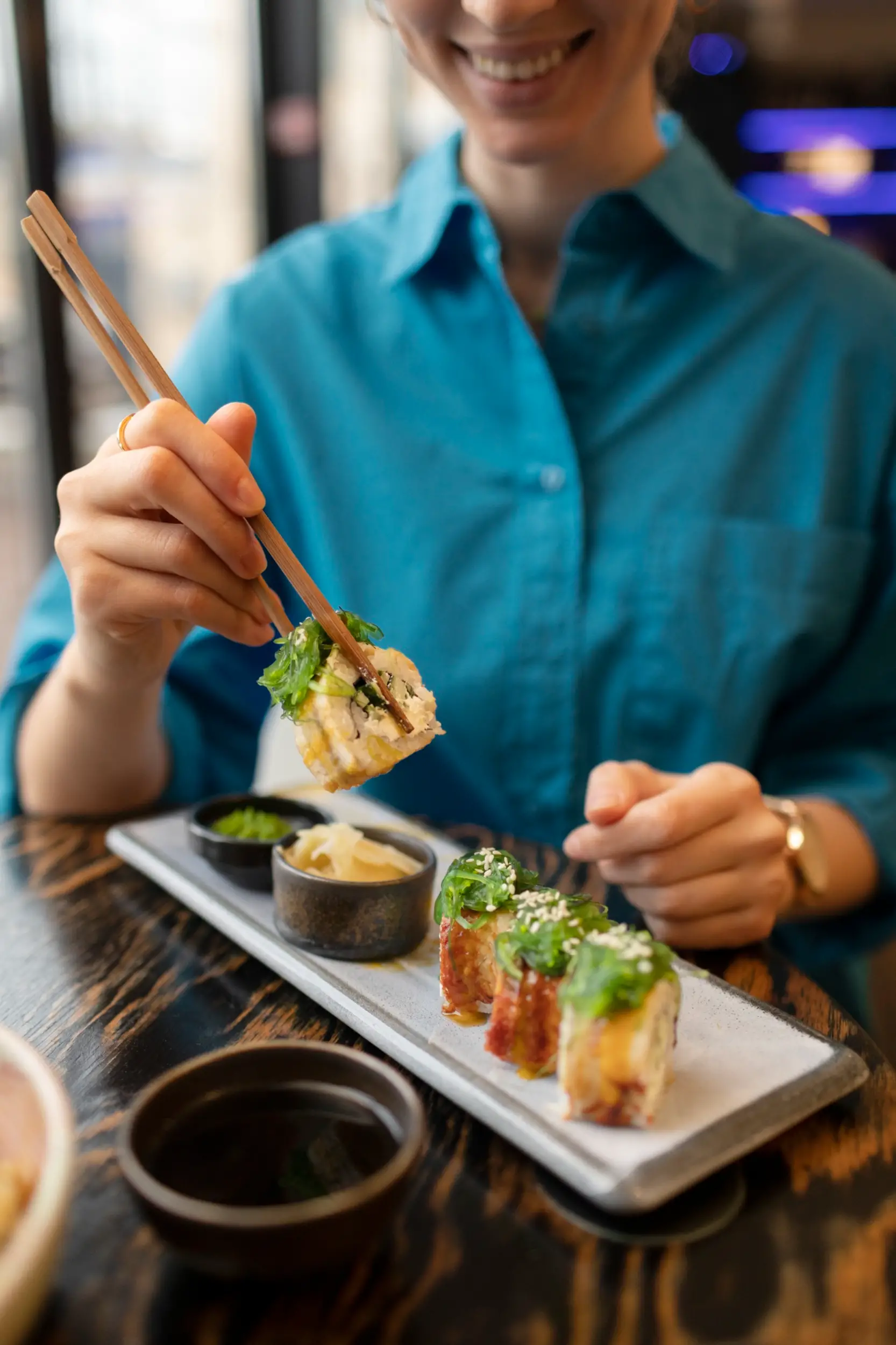 cuisnier avec un plateau de sushis